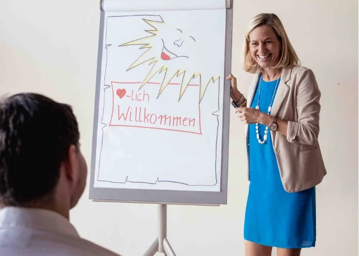 Manuela Vorwerk, Gründerin von Zweiblick Consulting hält ein Seminar.