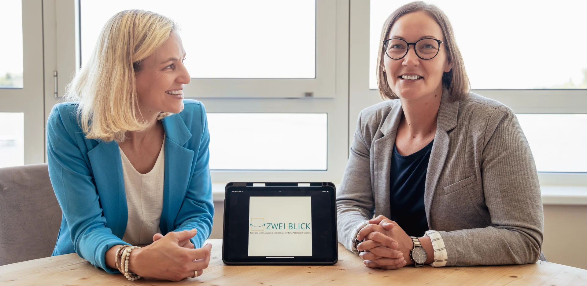Manuela Vorwerk und Petra Peisch, Gründerinnen von Zweiblick Consulting.