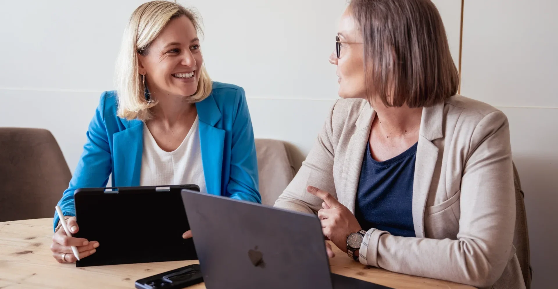 Manuela Vorwerk und Petra Peischl, Gründerinnen von Zweiblick Consulting